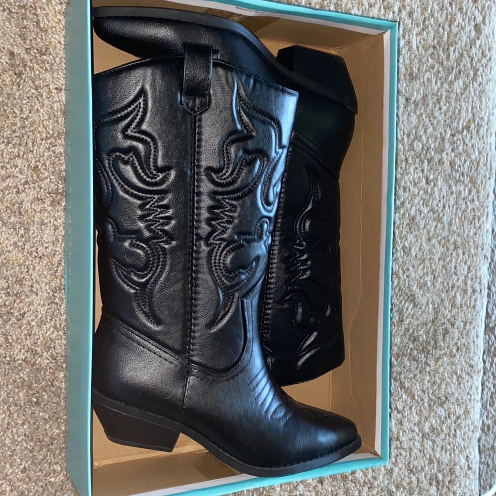 Black cowgirl boots
